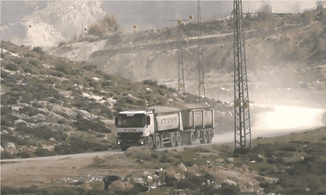 משאית בדרך למפעל